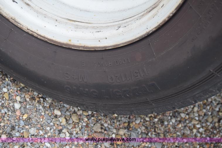 image for item E6440 2003 Ford Econoline E450 bus