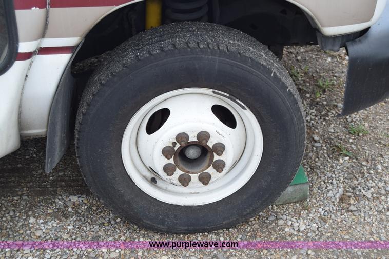 image for item E6440 2003 Ford Econoline E450 bus