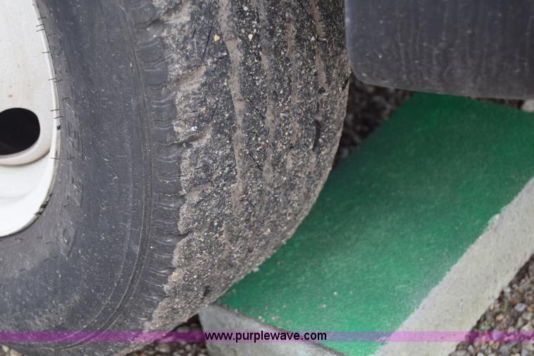 image for item E6440 2003 Ford Econoline E450 bus