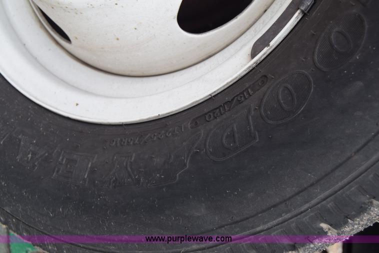 image for item E6440 2003 Ford Econoline E450 bus