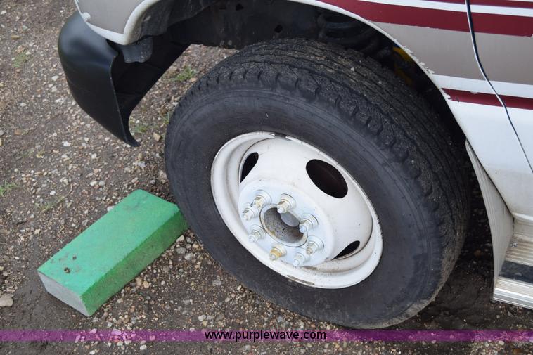 image for item E6440 2003 Ford Econoline E450 bus