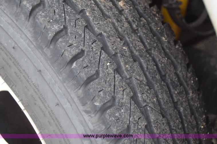 image for item E6440 2003 Ford Econoline E450 bus