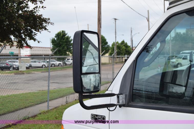 image for item E6440 2003 Ford Econoline E450 bus