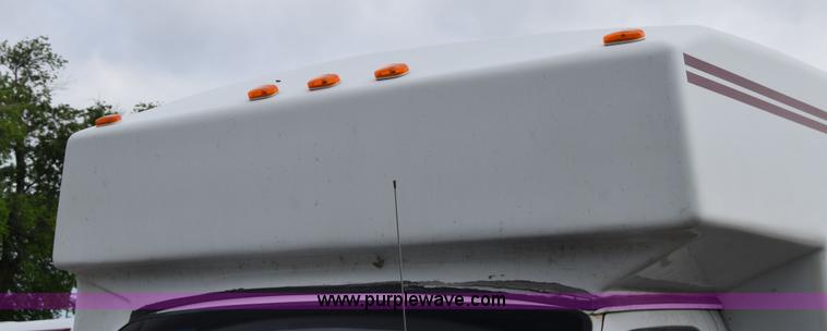 image for item E6440 2003 Ford Econoline E450 bus