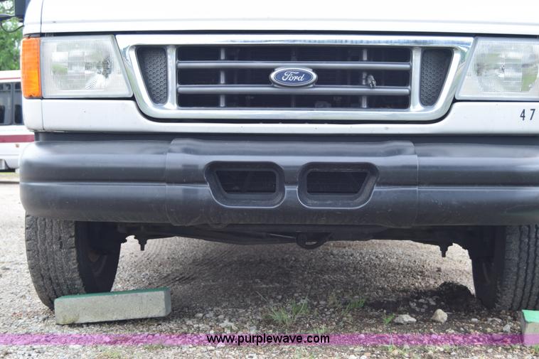 image for item E6440 2003 Ford Econoline E450 bus