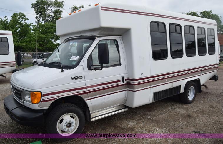 image for item E6440 2003 Ford Econoline E450 bus
