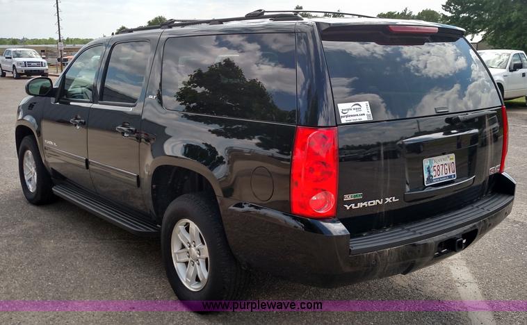 image for item F7741 2011 GMC Yukon XL SUV