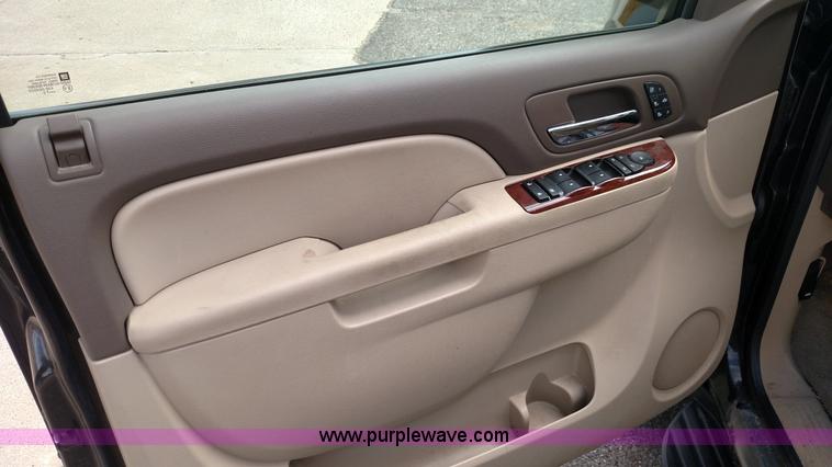 image for item F7741 2011 GMC Yukon XL SUV