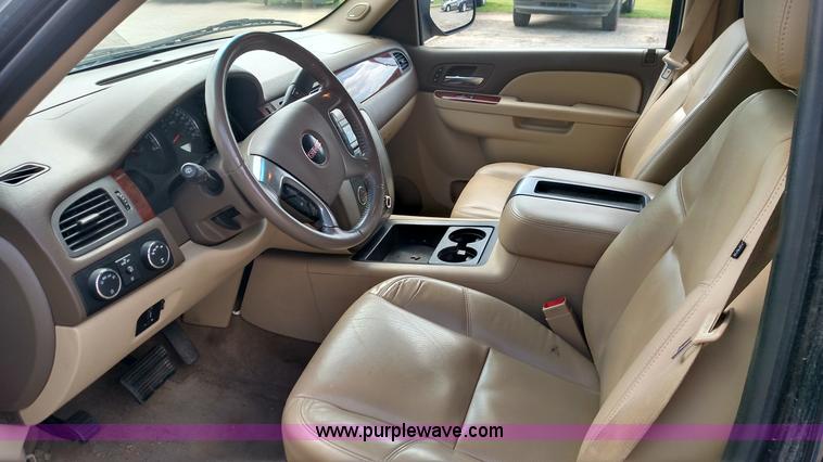 image for item F7741 2011 GMC Yukon XL SUV