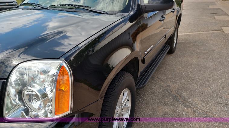 image for item F7741 2011 GMC Yukon XL SUV