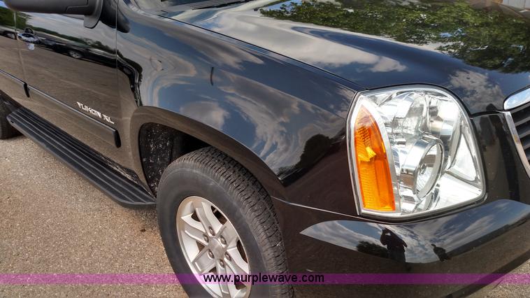 image for item F7741 2011 GMC Yukon XL SUV