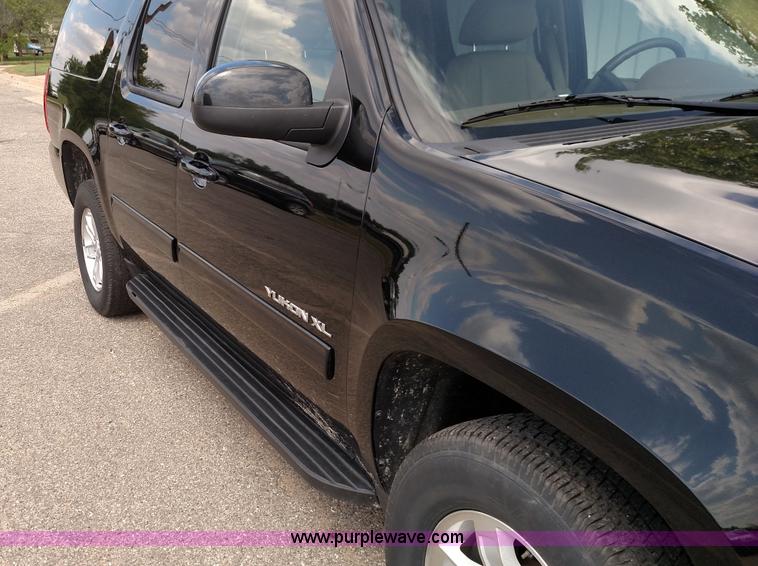 image for item F7741 2011 GMC Yukon XL SUV