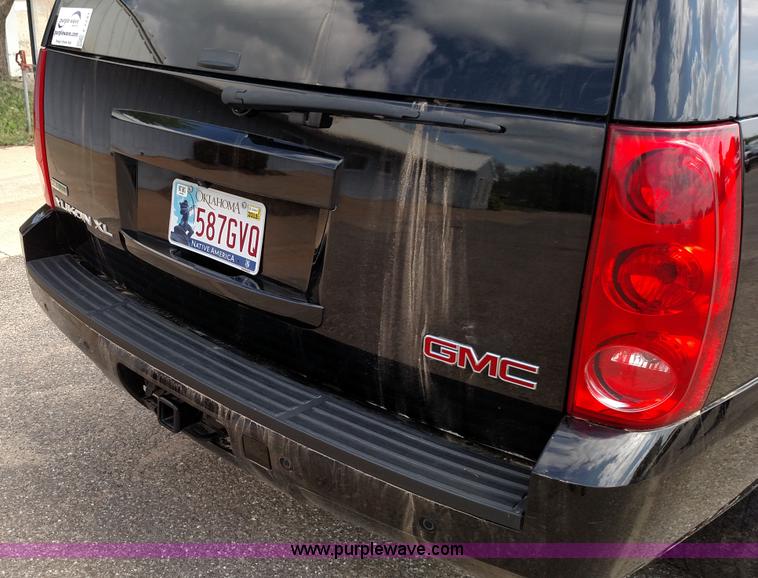 image for item F7741 2011 GMC Yukon XL SUV