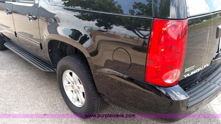 image for item F7741 2011 GMC Yukon XL SUV