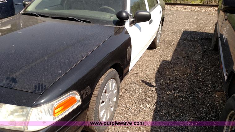 image for item F7766 2007 Ford Crown Victoria Police Interceptor