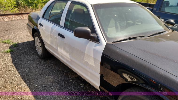 image for item F7766 2007 Ford Crown Victoria Police Interceptor