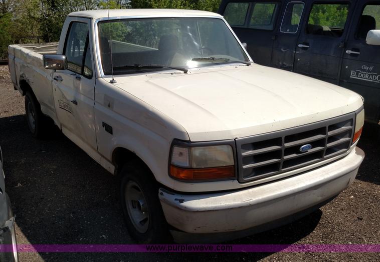 image for item F7768 1992 Ford F150 pickup truck