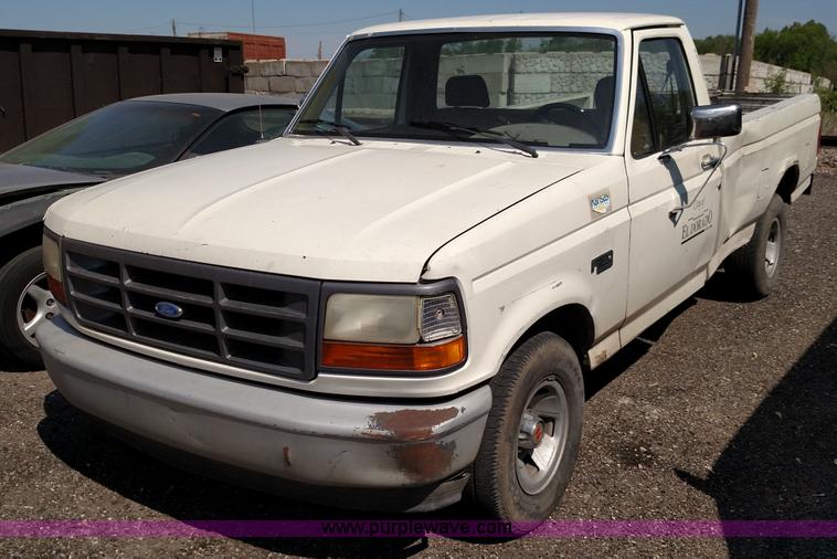 image for item F7768 1992 Ford F150 pickup truck