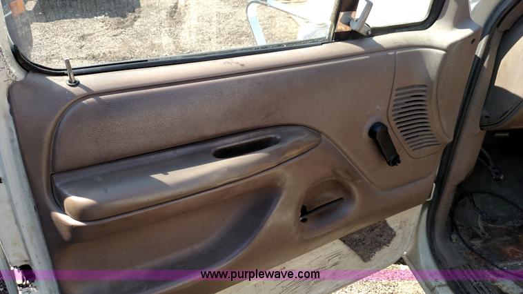 image for item F7768 1992 Ford F150 pickup truck