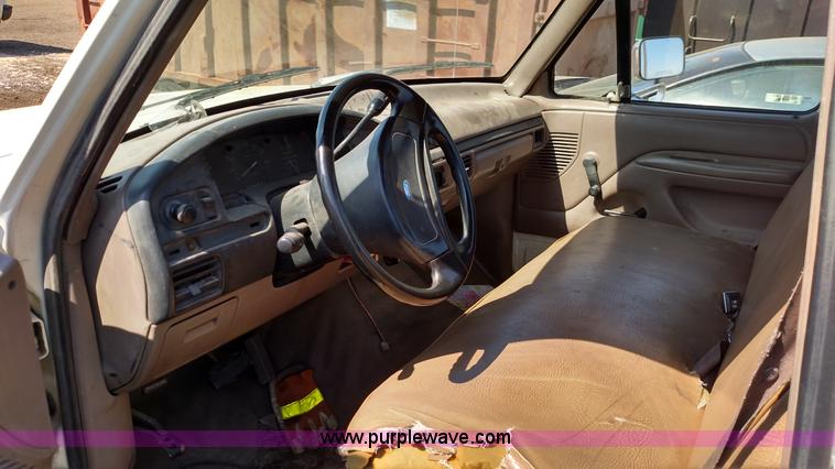 image for item F7768 1992 Ford F150 pickup truck