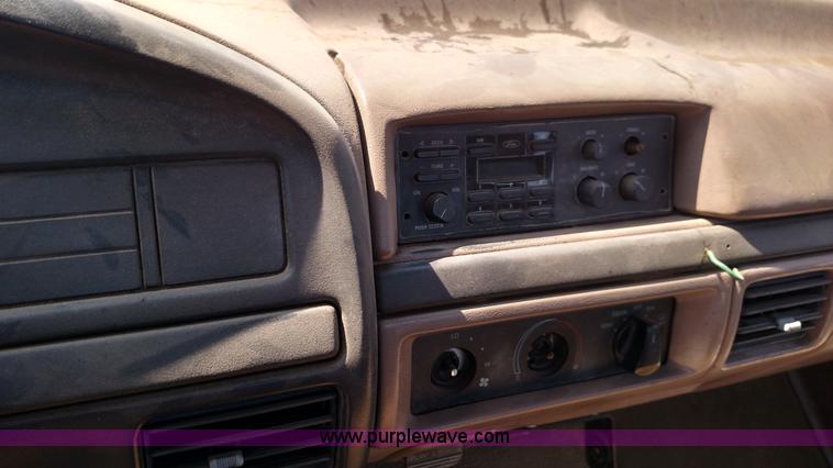 image for item F7768 1992 Ford F150 pickup truck