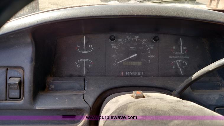 image for item F7768 1992 Ford F150 pickup truck