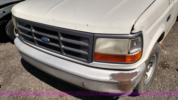 image for item F7768 1992 Ford F150 pickup truck