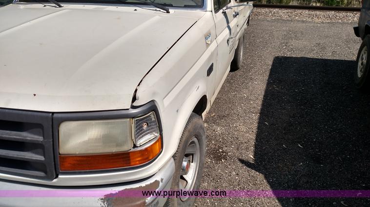 image for item F7768 1992 Ford F150 pickup truck