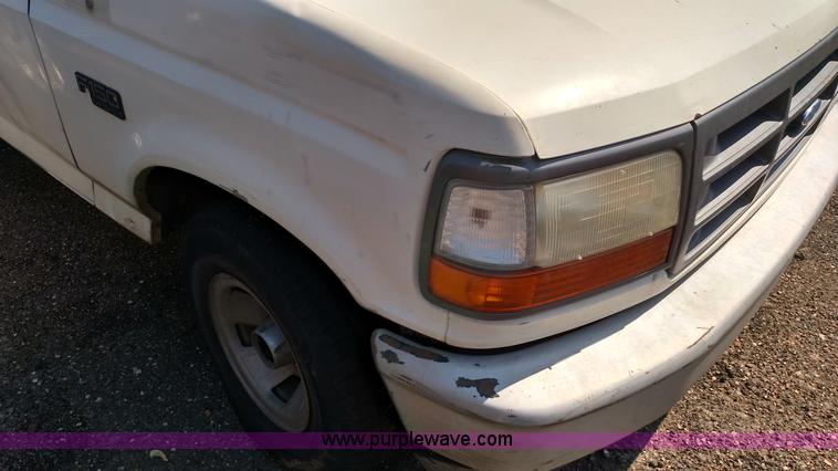 image for item F7768 1992 Ford F150 pickup truck