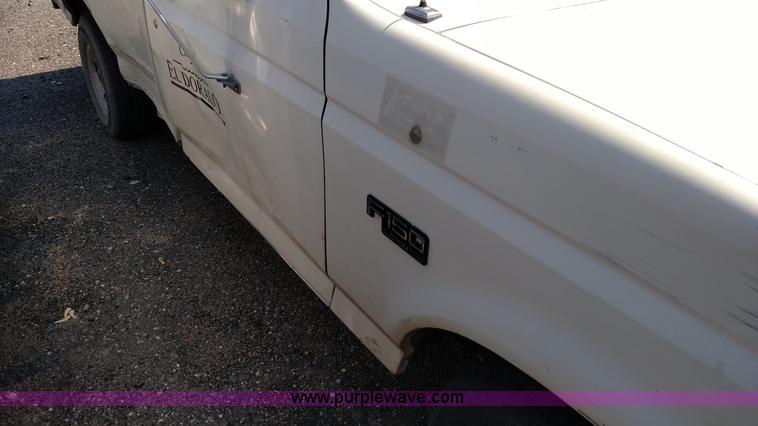 image for item F7768 1992 Ford F150 pickup truck