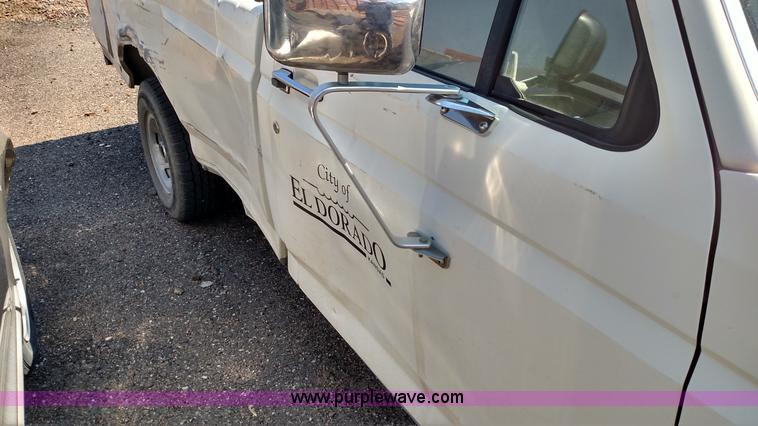 image for item F7768 1992 Ford F150 pickup truck