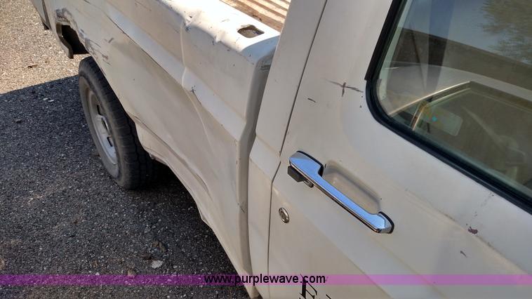image for item F7768 1992 Ford F150 pickup truck