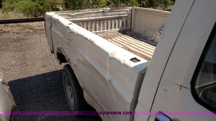 image for item F7768 1992 Ford F150 pickup truck