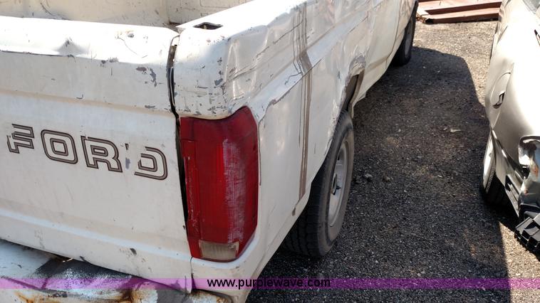 image for item F7768 1992 Ford F150 pickup truck