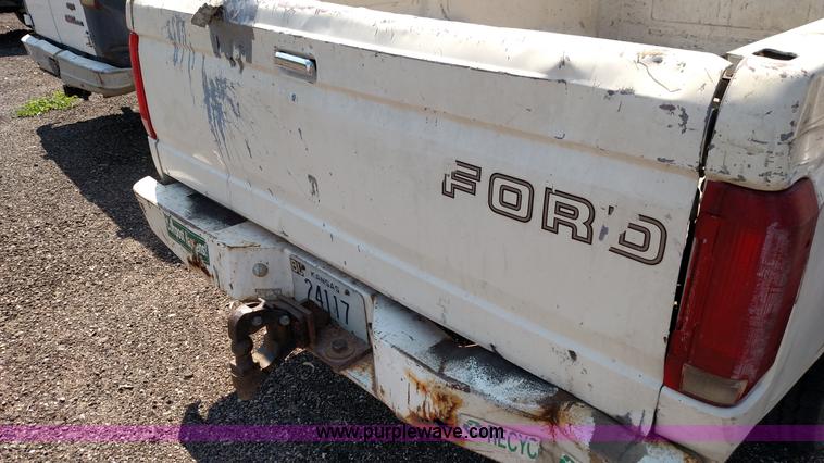 image for item F7768 1992 Ford F150 pickup truck