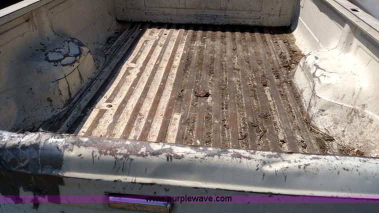 image for item F7768 1992 Ford F150 pickup truck