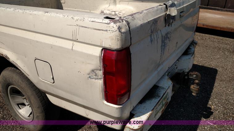 image for item F7768 1992 Ford F150 pickup truck