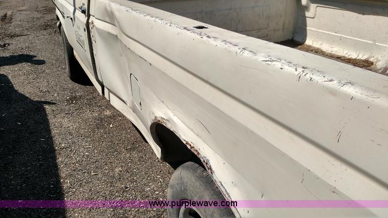 image for item F7768 1992 Ford F150 pickup truck