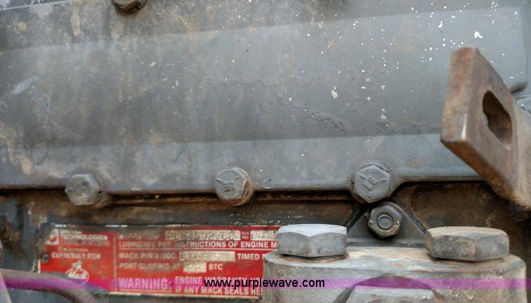 image for item F7783 1987 Mack EM6-300 diesel engine