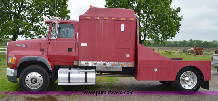 image for item G3512 1995 Ford LA8000 AeroMax 106 flatbed truck