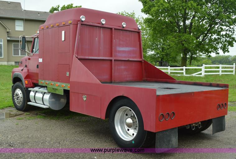 image for item G3512 1995 Ford LA8000 AeroMax 106 flatbed truck