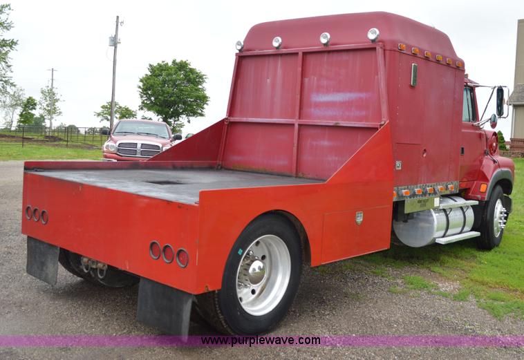 image for item G3512 1995 Ford LA8000 AeroMax 106 flatbed truck