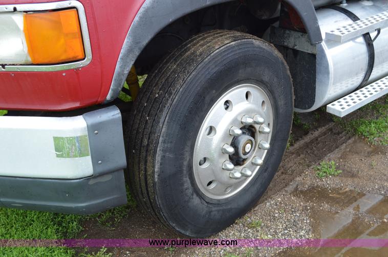 image for item G3512 1995 Ford LA8000 AeroMax 106 flatbed truck