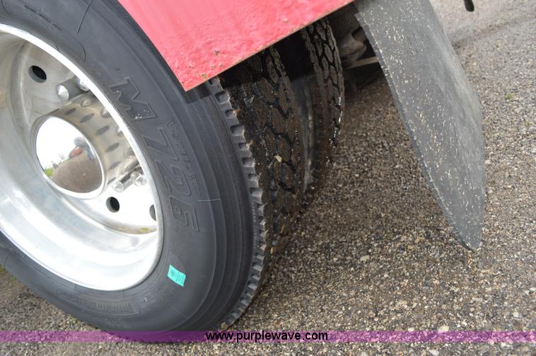 image for item G3512 1995 Ford LA8000 AeroMax 106 flatbed truck