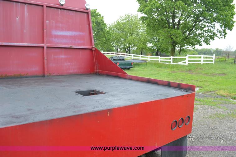 image for item G3512 1995 Ford LA8000 AeroMax 106 flatbed truck