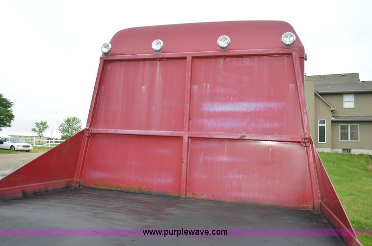 image for item G3512 1995 Ford LA8000 AeroMax 106 flatbed truck