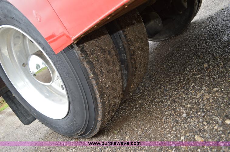 image for item G3512 1995 Ford LA8000 AeroMax 106 flatbed truck