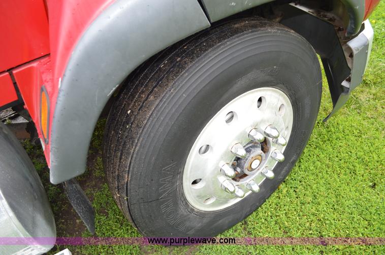 image for item G3512 1995 Ford LA8000 AeroMax 106 flatbed truck