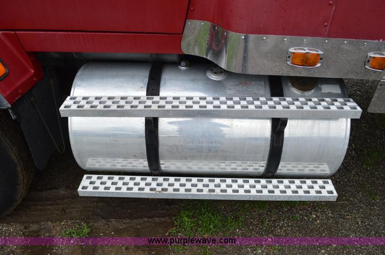 image for item G3512 1995 Ford LA8000 AeroMax 106 flatbed truck