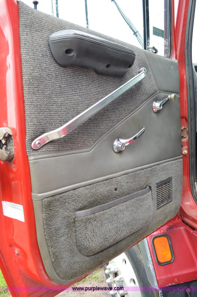 image for item G3512 1995 Ford LA8000 AeroMax 106 flatbed truck